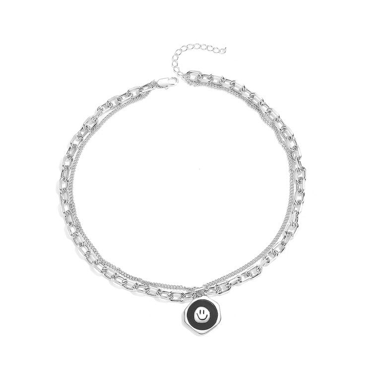 Collana pendente con faccina sorridente geometrica minimalista da donna in acciaio al titanio, catena lunga a strati per maglione
