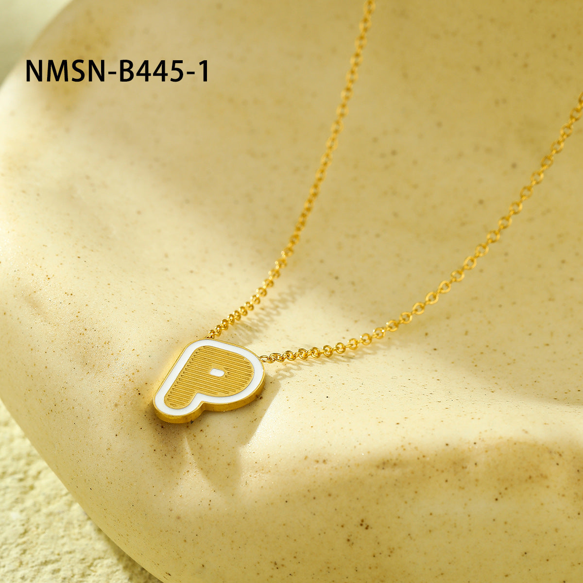 Collana con pendente a forma di lettera minimalista in acciaio inossidabile placcato oro 18 carati e dettagli in smalto da donna