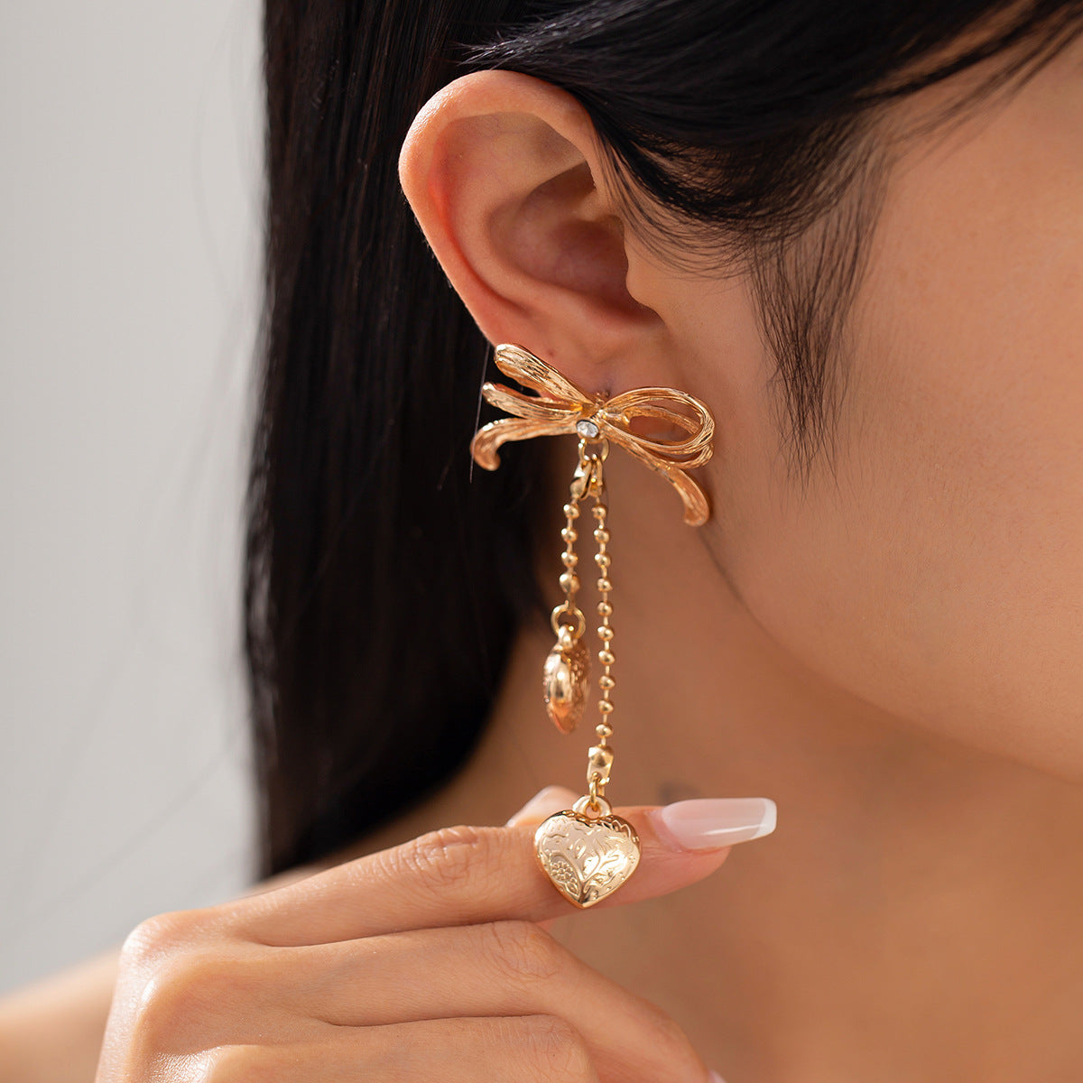 Pendientes largos minimalistas con borlas en forma de corazón y detalle de lazo en aleación chapada para mujer