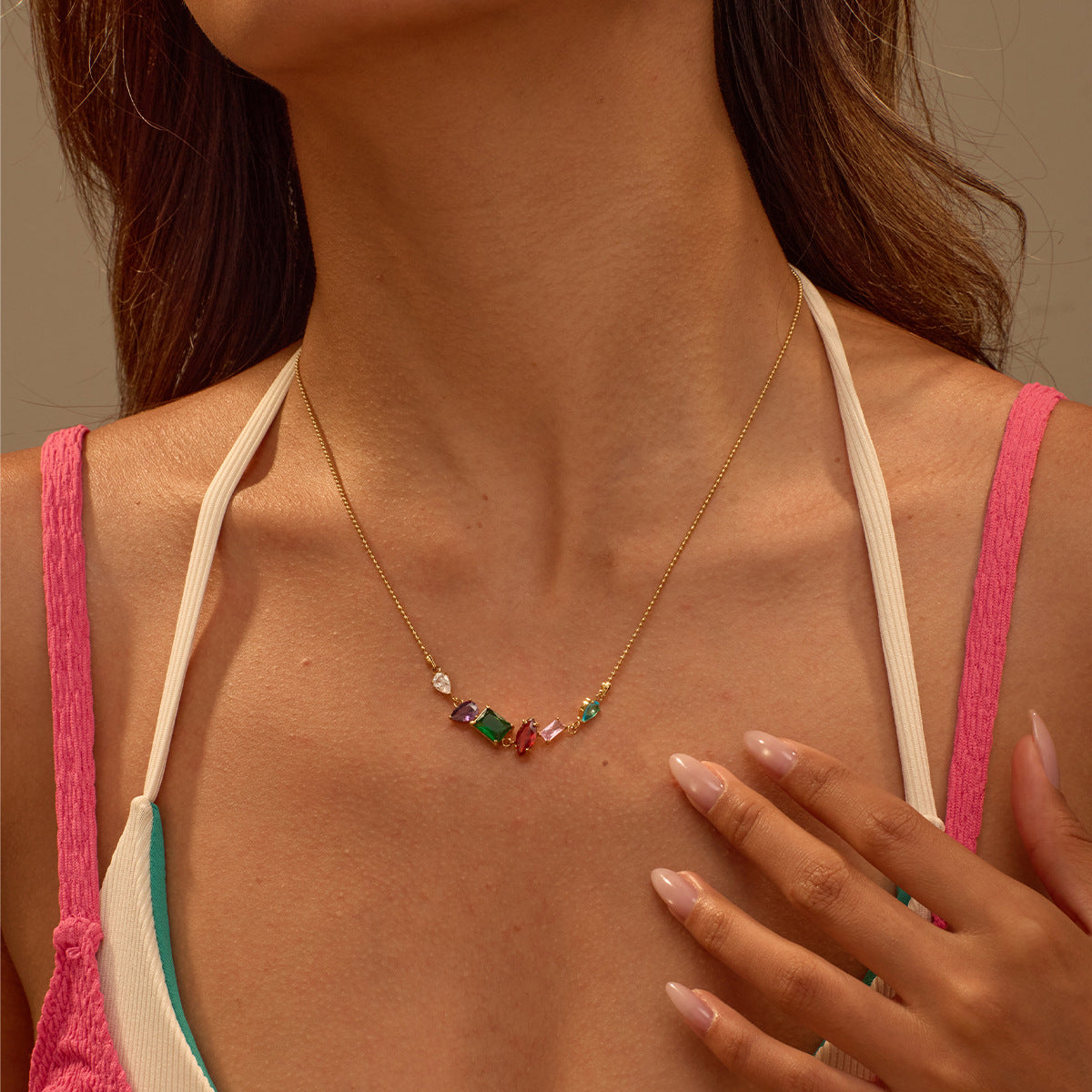 Collana da donna alla moda in acciaio inossidabile con geometrie, placcatura in oro e accenti di zirconi colorati