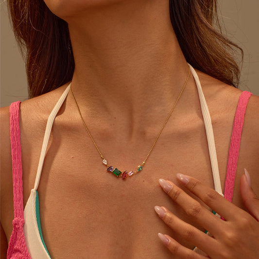 Elegante collar geométrico de acero inoxidable con baño de oro y detalles de circonitas de colores para mujer