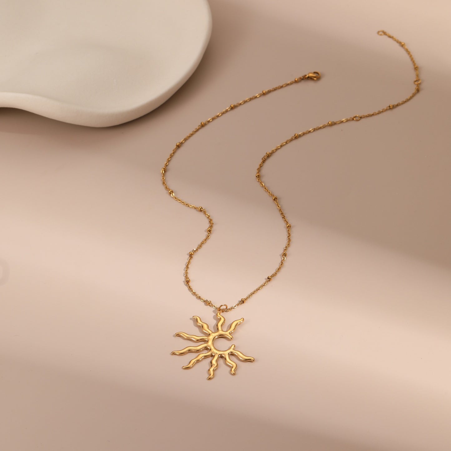 Collana con ciondolo a girasole alla moda in acciaio inossidabile con placcatura in oro 18 carati da donna