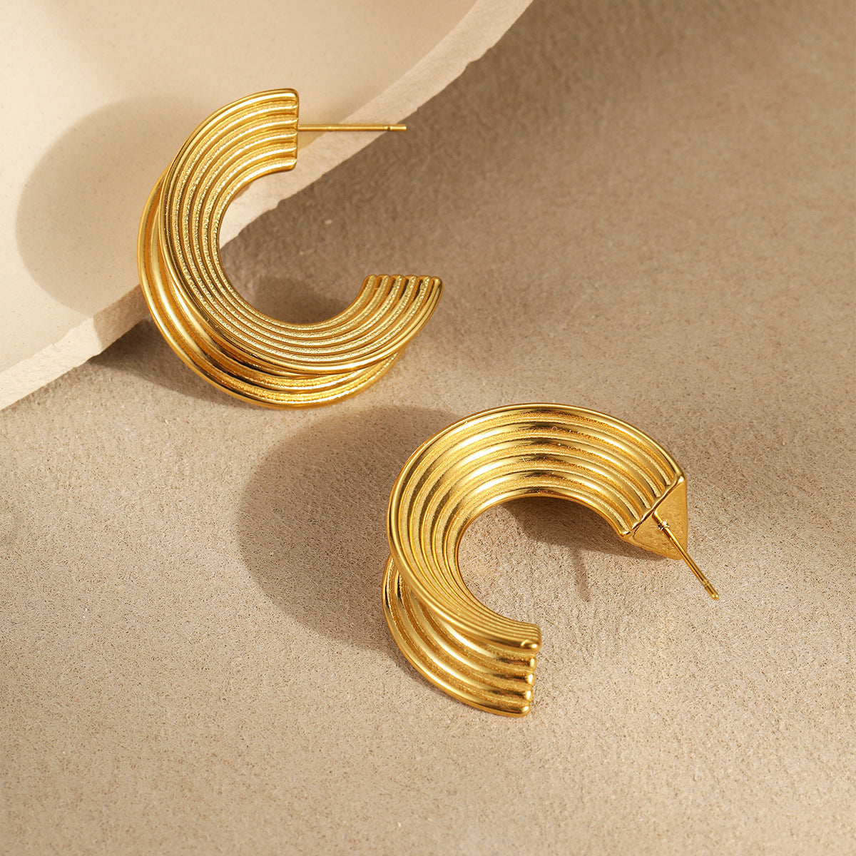 Pendientes de aro minimalistas de acero de titanio estilo francés para mujer con acabado galvanizado y diseño circular geométrico