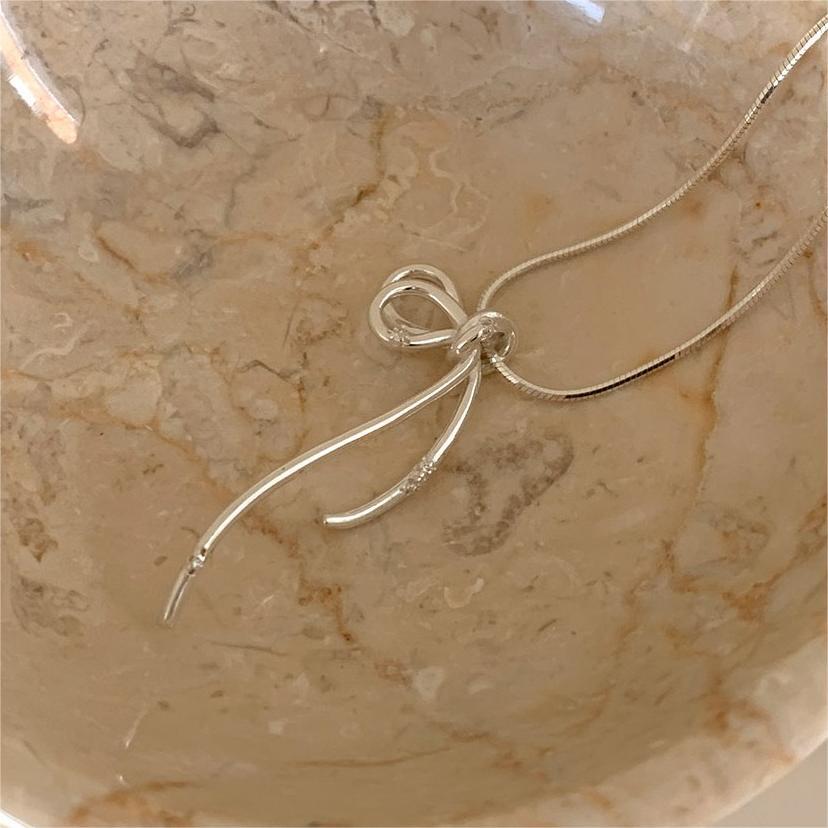 Collana con ciondolo nodo a fiocco minimalista in argento sterling 925 con accento geometrico