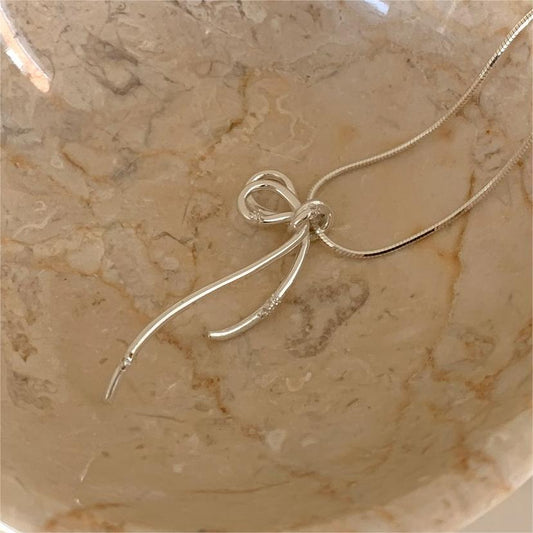 Collar minimalista con colgante de lazo anudado en plata de ley 925 con detalle geométrico