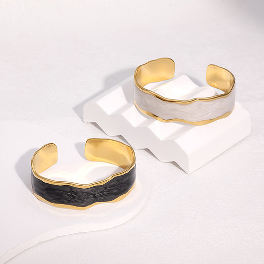Pulsera geométrica minimalista de acero inoxidable con baño de oro de 18 quilates y acabado esmaltado para mujer