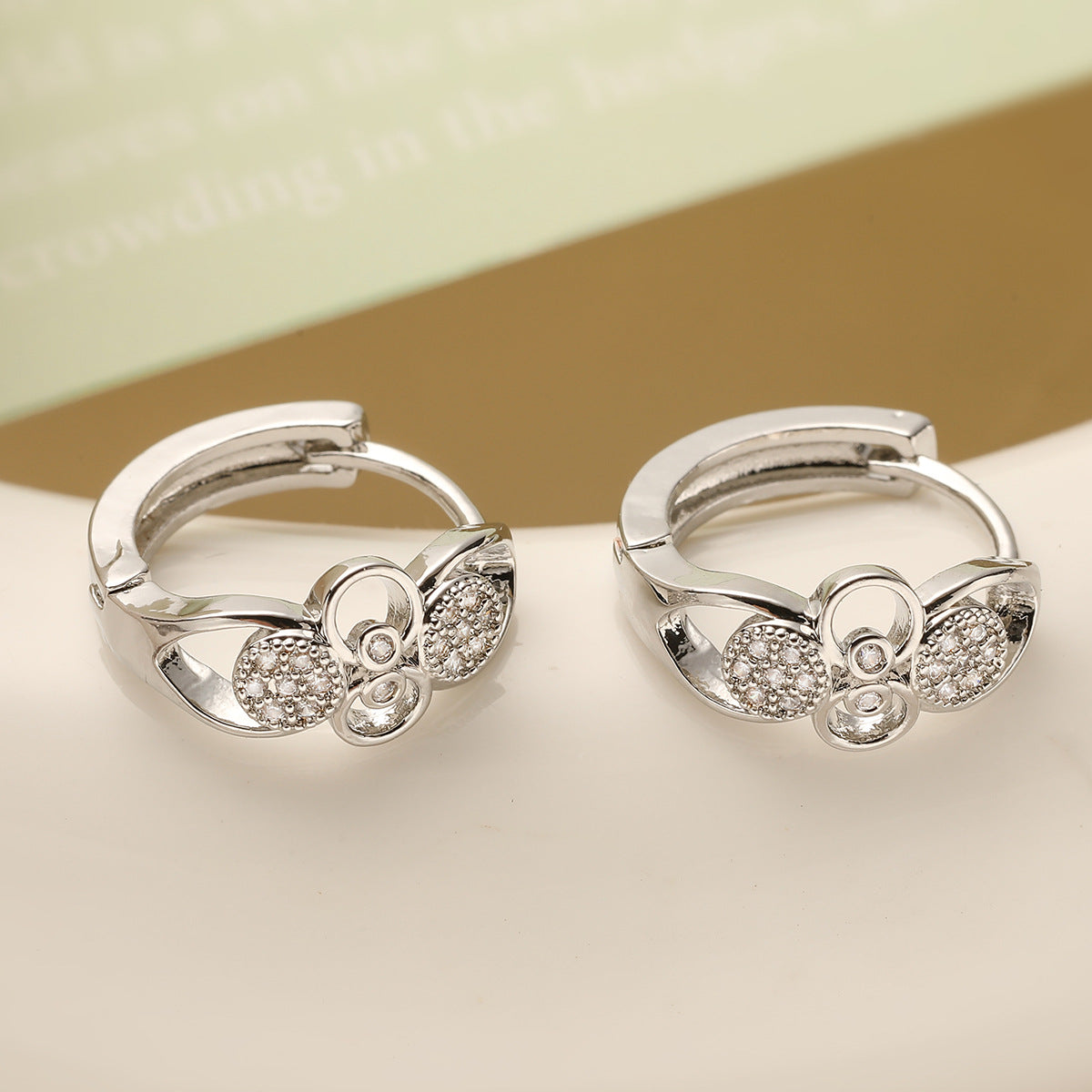 Orecchini Minimalisti Geometrici Irregolari in Rame con Placcatura in Oro 18K e Zirconia Micro-Pavé da Donna