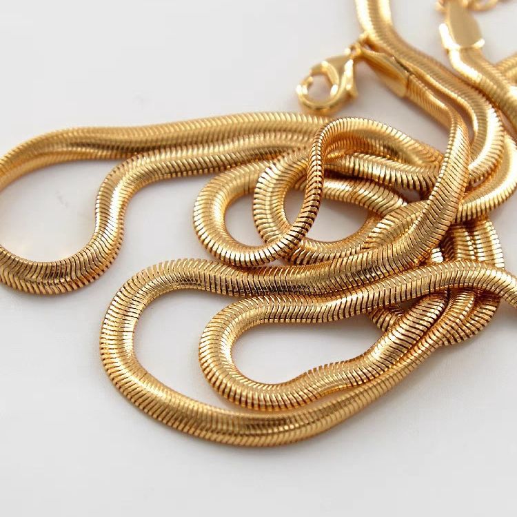 Collar minimalista unisex de cadena de serpiente chapada en acero titanio en forma de U para clavícula
