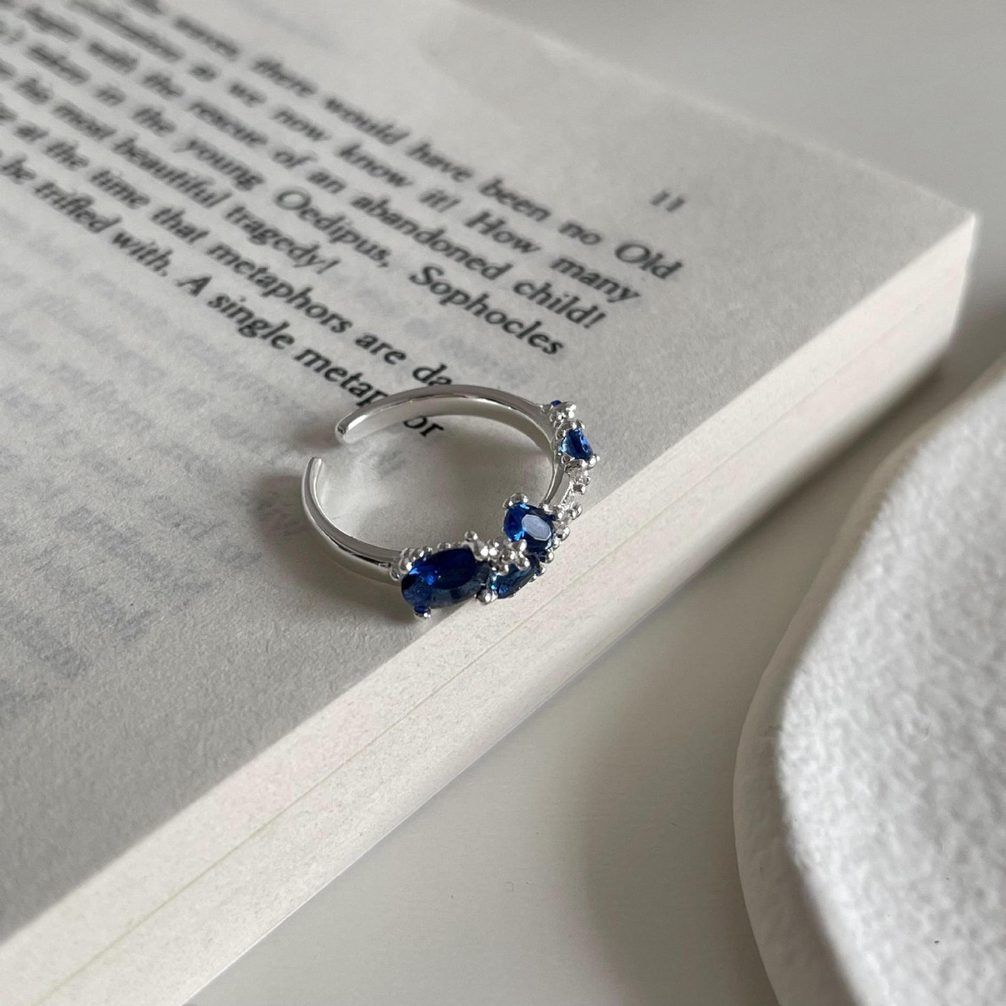 Anello Minimalista con Forma Geometrica Irregolare in Argento Sterling 925 con Intarsio di Zirconi Blu e Superficie Testurizzata