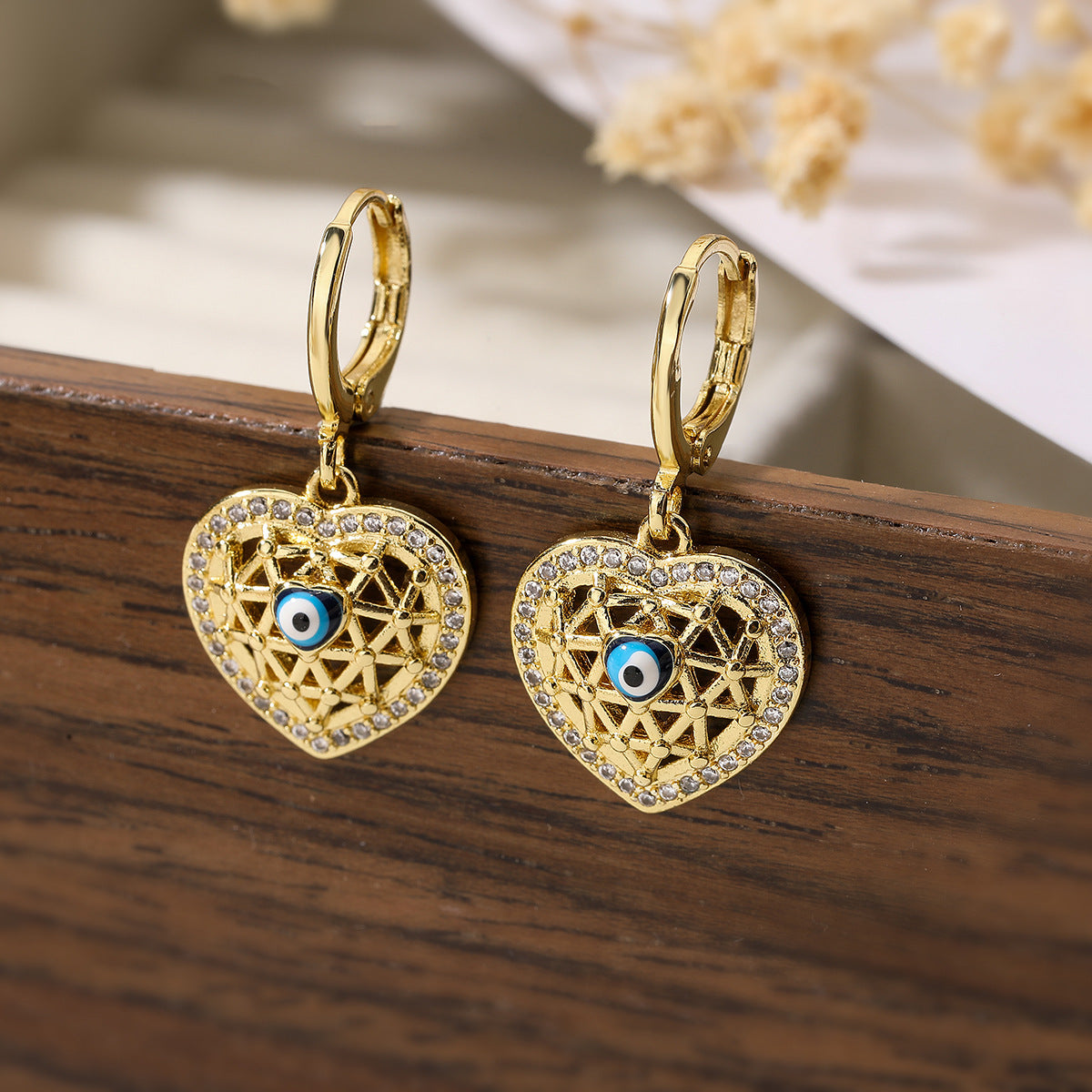 Orecchini da donna minimalisti a forma di cuore geometrico in rame placcato oro con zirconi