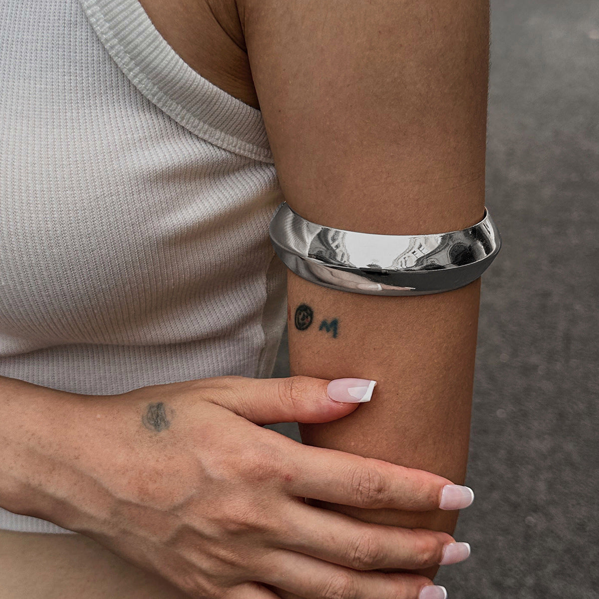 Bracciale rigido a fascia geometrica esagerata in metallo lucidato con finitura placcata