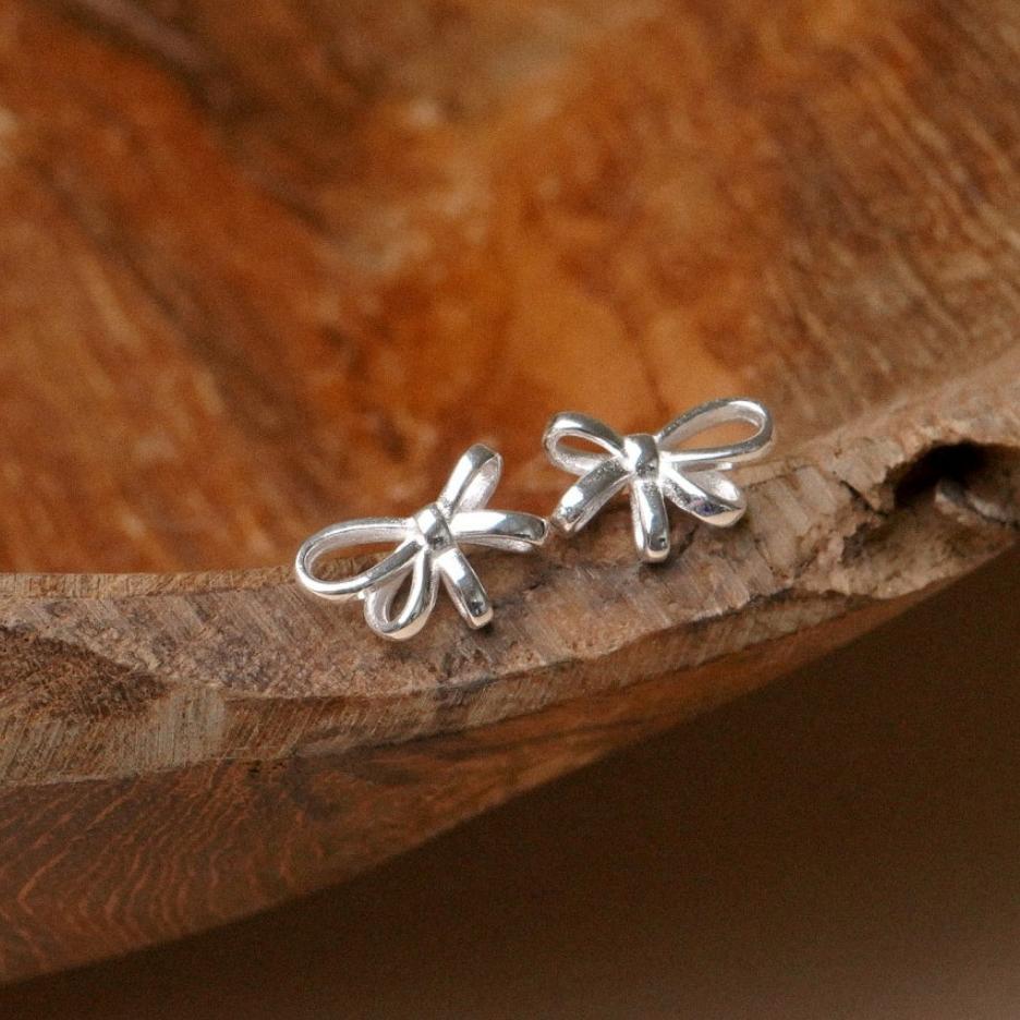Orecchini Minimalisti a Fiocco in Argento Sterling 925 con Micro Incassatura a Pavé