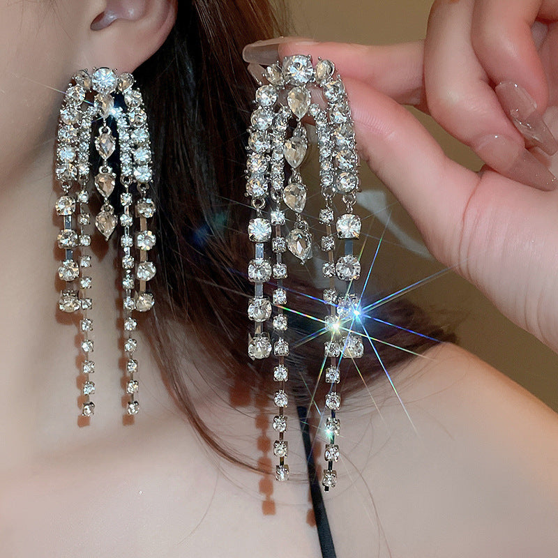 Orecchini a perno di lusso con lega geometrica irregolare e intarsio di strass, placcati argento, alla moda e versatili da donna