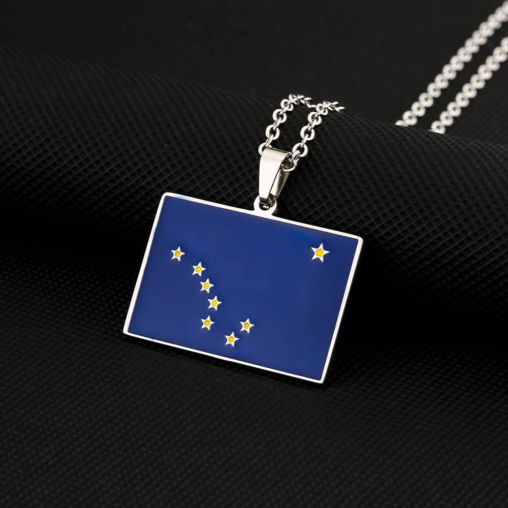 Collar con colgante de la bandera del estado de Alaska geométrica de estilo étnico retro en acero inoxidable con acabado esmaltado en cadena tipo O