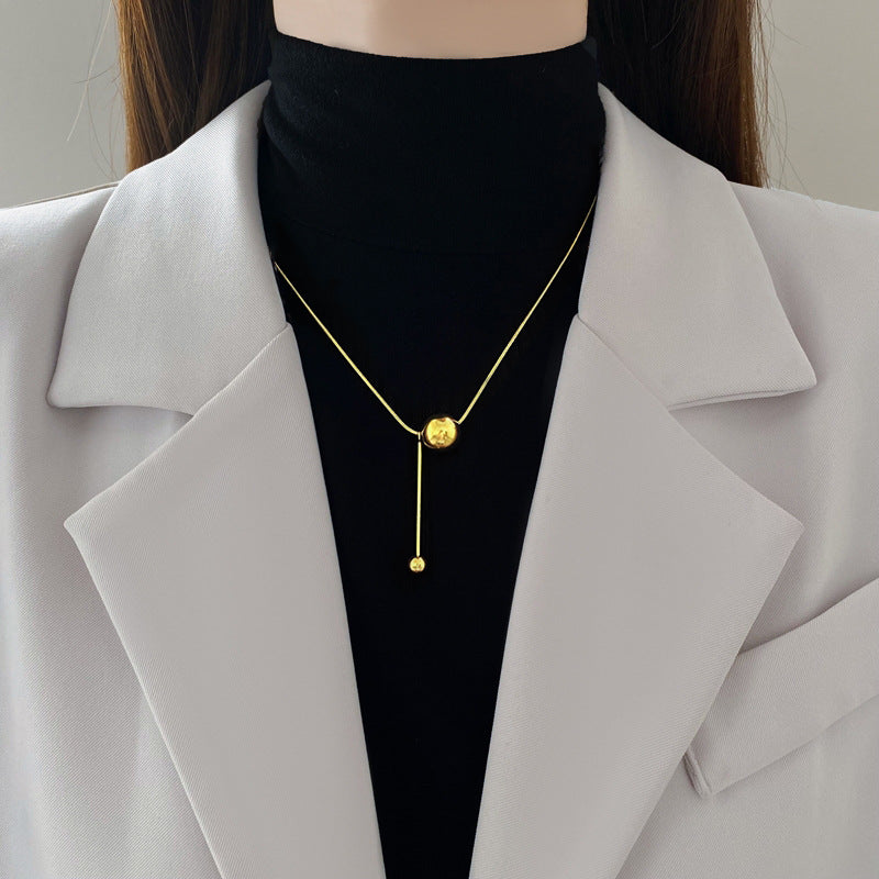 Collana pendente geometrica minimalista in acciaio al titanio da donna con catena a medaglione placcata oro per lo styling della clavicola
