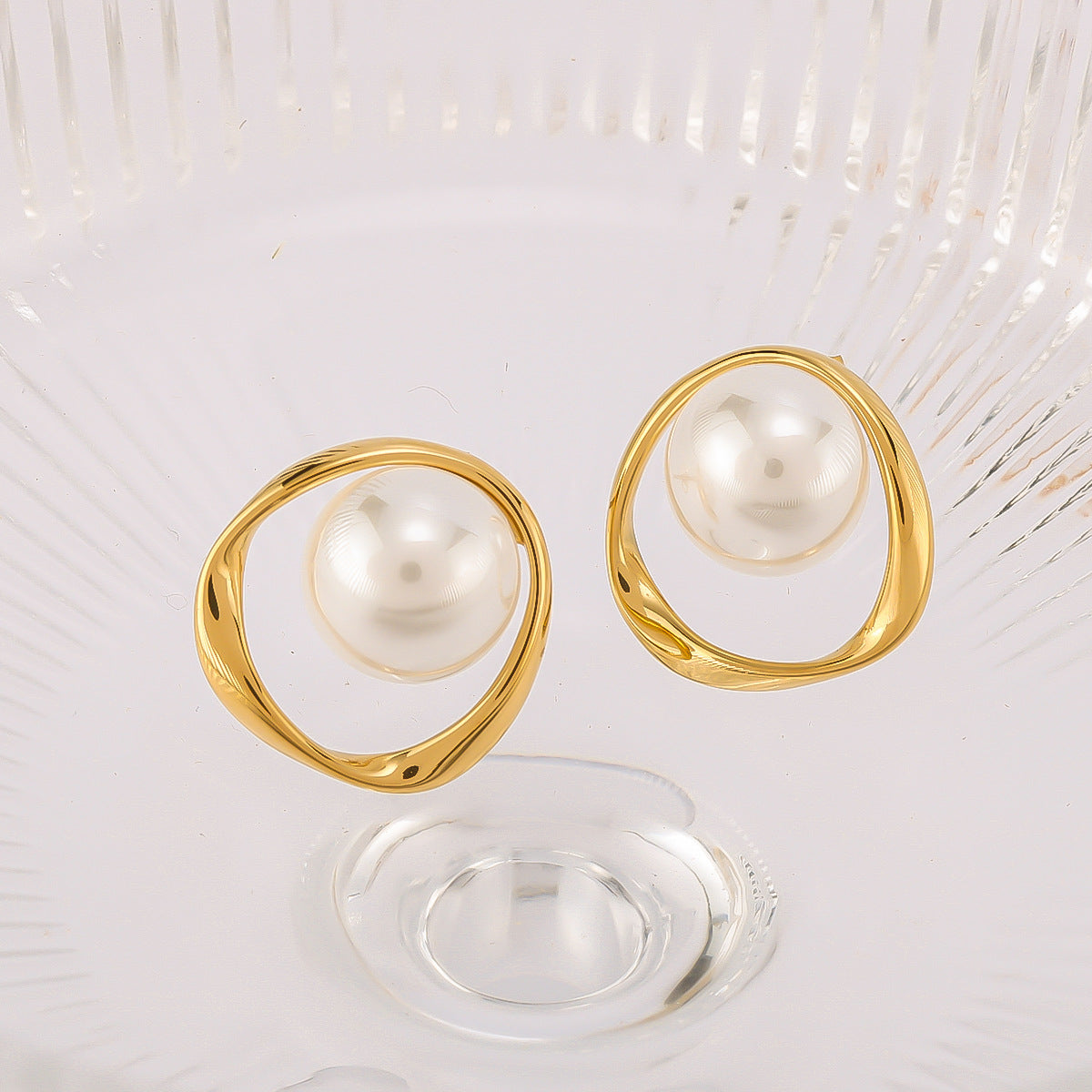 Elegant French Vintage Style Geometric Pearl-Inlaid Stainless Steel Hoop Earrings for Women with 18K Vacuum Plating Finish