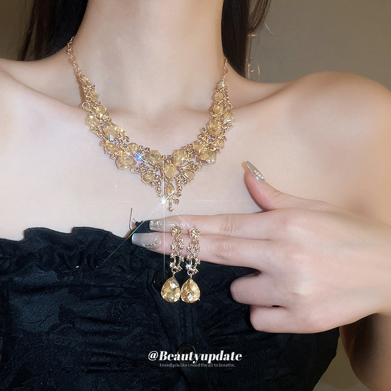 Set di collana e orecchini pendenti a goccia stile vintage in lega con strass intarsiati da donna