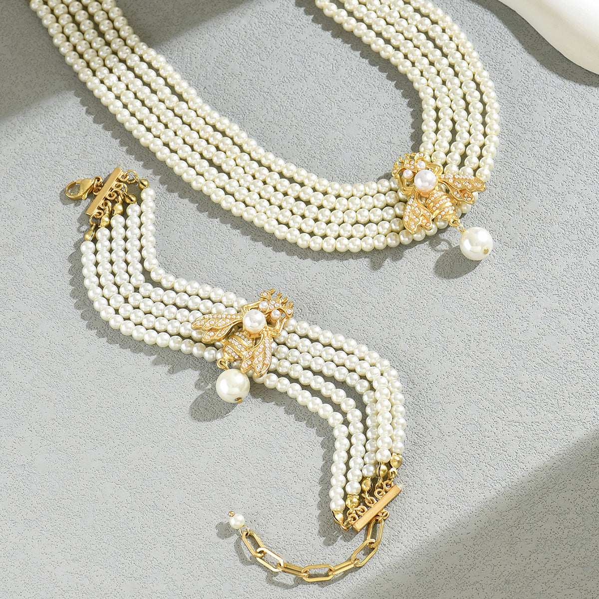Juego de collar y pulsera de aleación con colgante de abeja a la moda, incrustaciones de perlas en capas y cadena de cuentas redondas para mujer