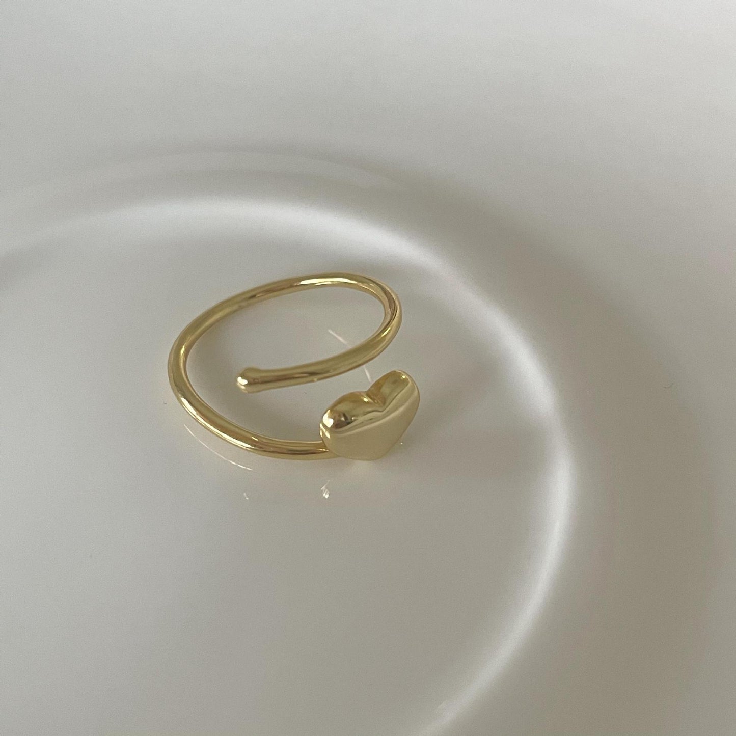 Minimalist Heart-Shaped 925 Sterling Silver Ring for Women with Clean Line Design and Geometric Edge Detail