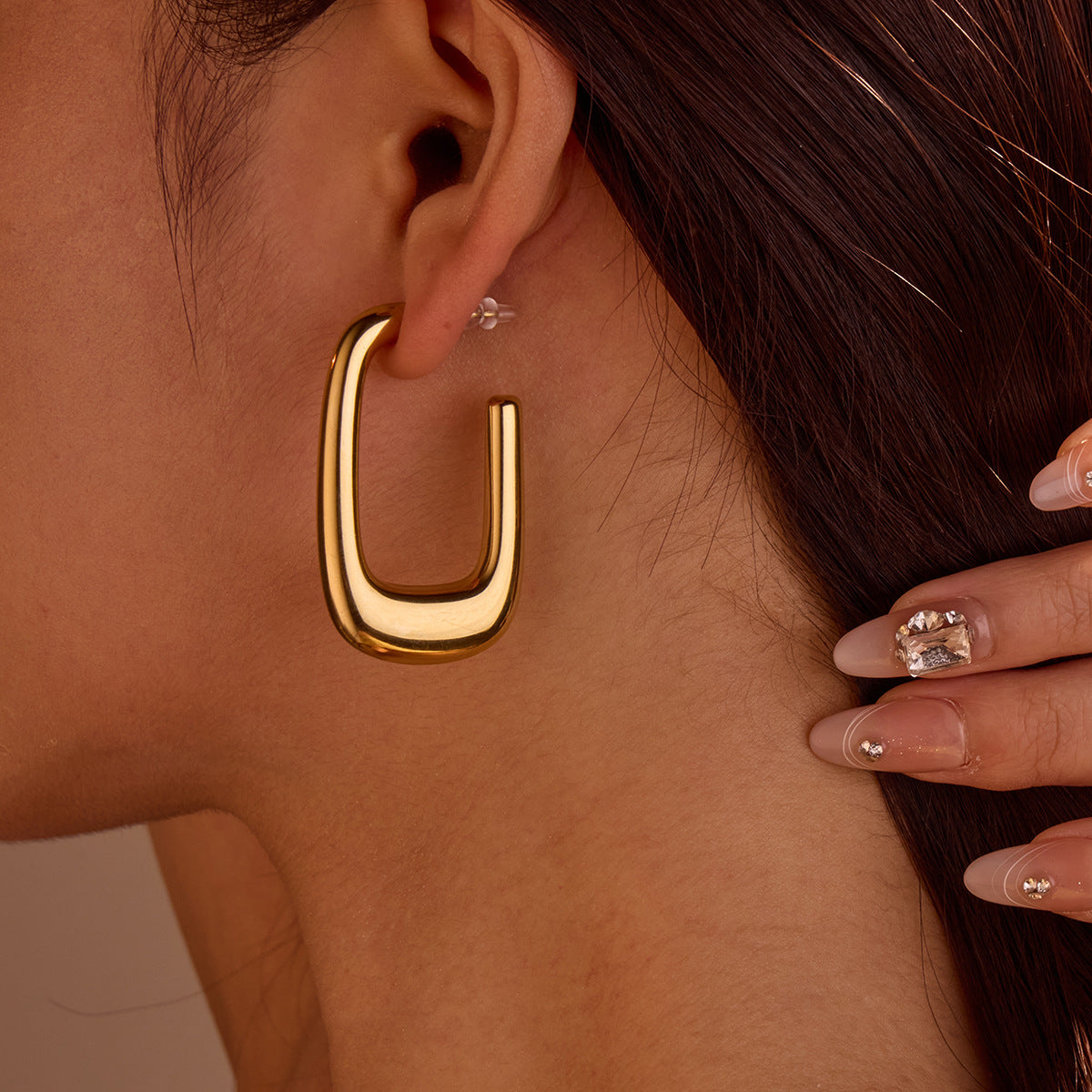 Pendientes huecos en forma de U de acero inoxidable estilo vintage con chapado en oro de 18 quilates para mujer