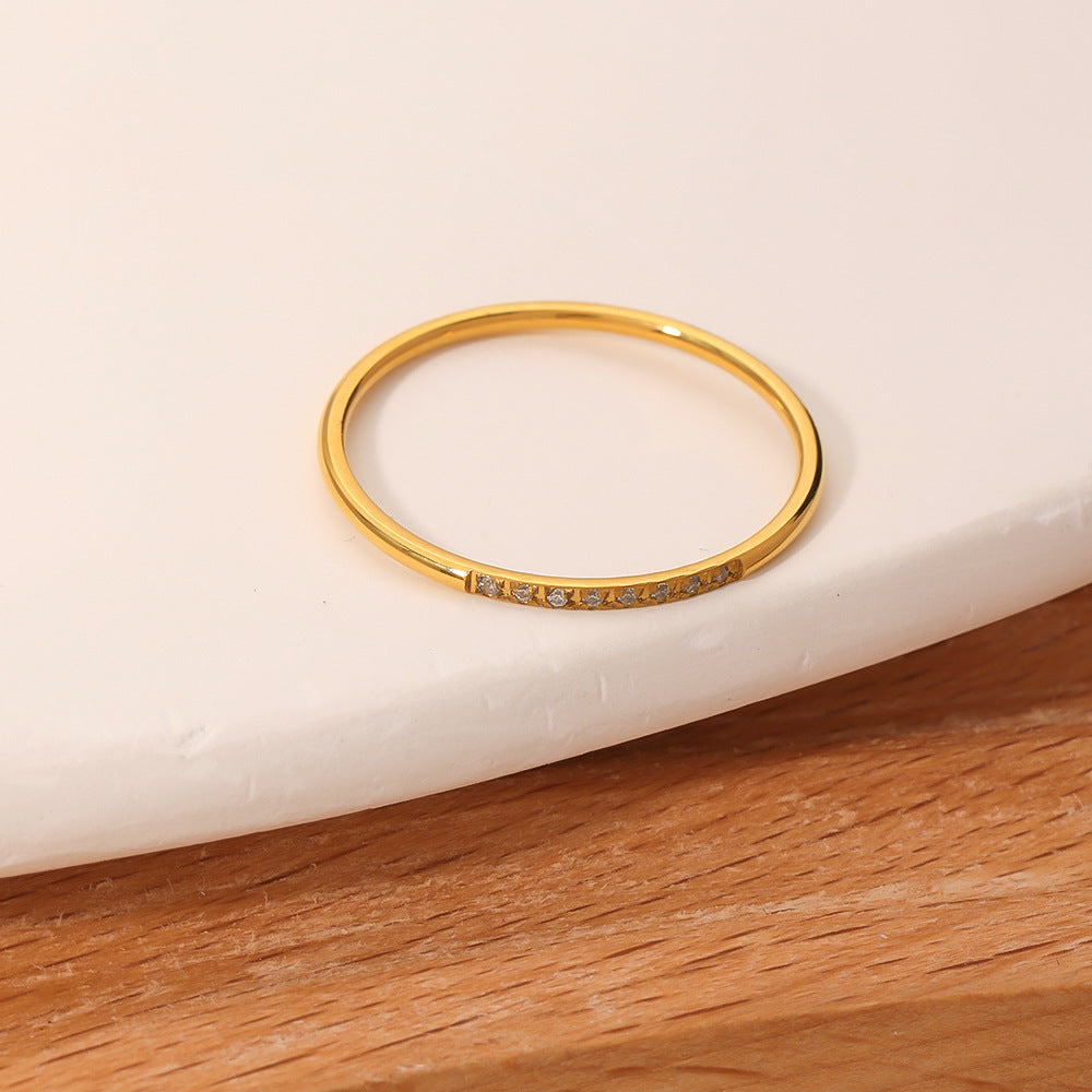 Anello da donna minimalista in acciaio al titanio con geometria e zirconi micropavé placcati in oro 18 carati