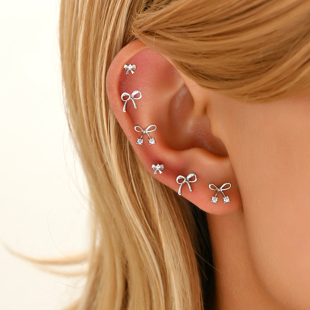 Pendientes de Cobre en Forma de Lazo Dulce y Minimalista con Incrustaciones de Zirconia y Postes de Acero Inoxidable para Mujer