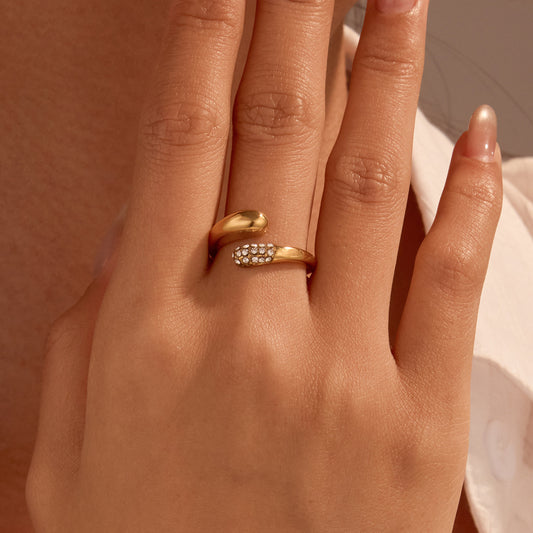 Anillo minimalista geométrico de acero inoxidable con diseño asimétrico y acabado chapado para mujer