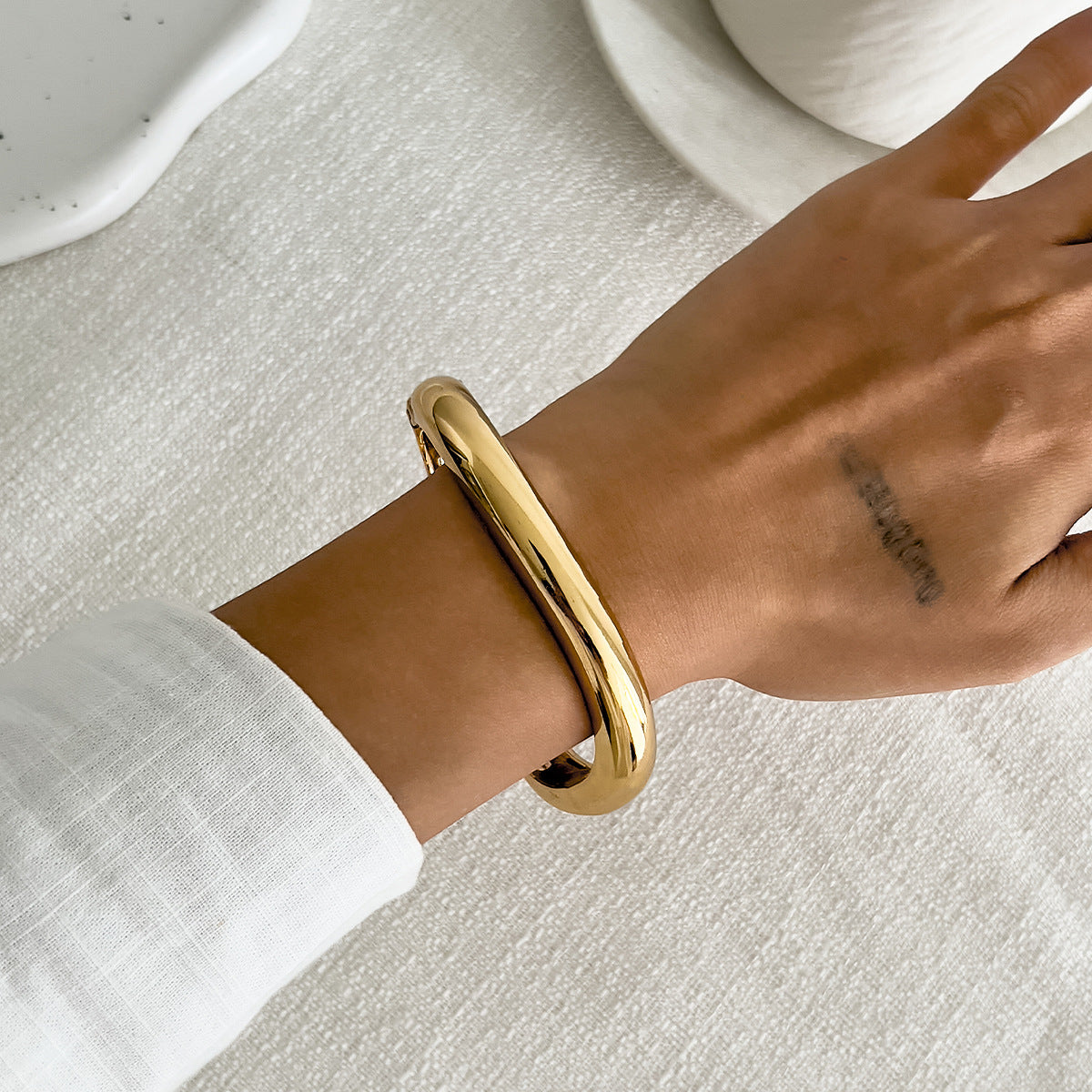 Bracciale da donna in lega in stile geometrico con finitura placcata, gioiello rigido a fascia larga