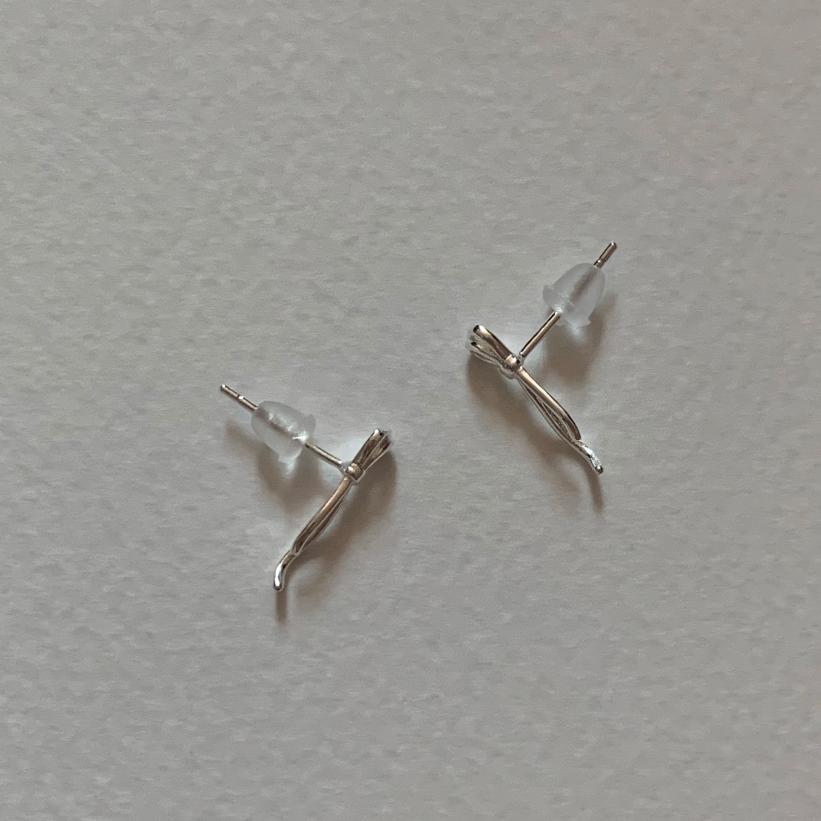 Pendientes minimalistas de lazo chapados en plata de ley 925