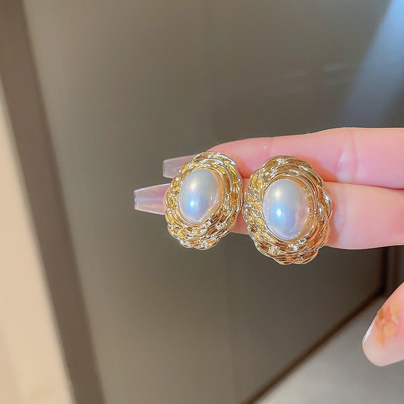 Vintage Floral and Heart-Shaped Alloy Stud Earrings with Gold Plating for Women