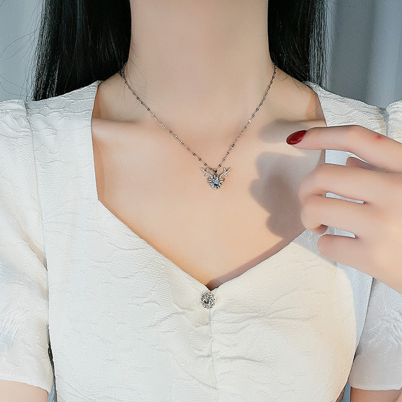 Collana minimalista da donna in acciaio al titanio a forma di cervo con finitura placcata, catena clavicola in stile medaglione raffinata