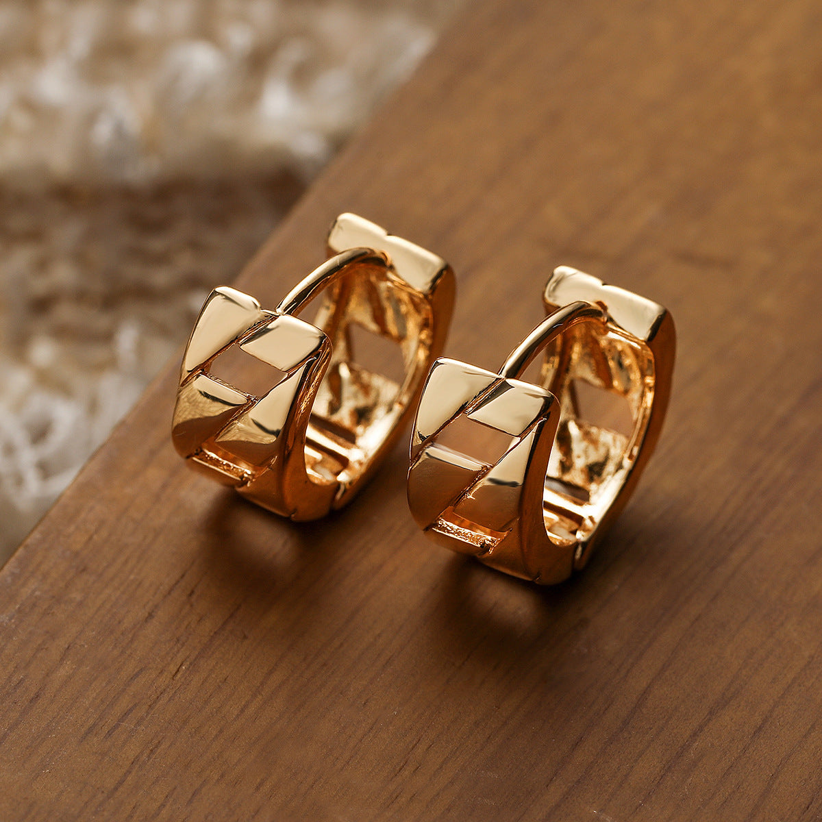 Orecchini mini Huggie da donna a forma di cuore geometrico cavo in stile vintage realizzati in rame con finitura placcata