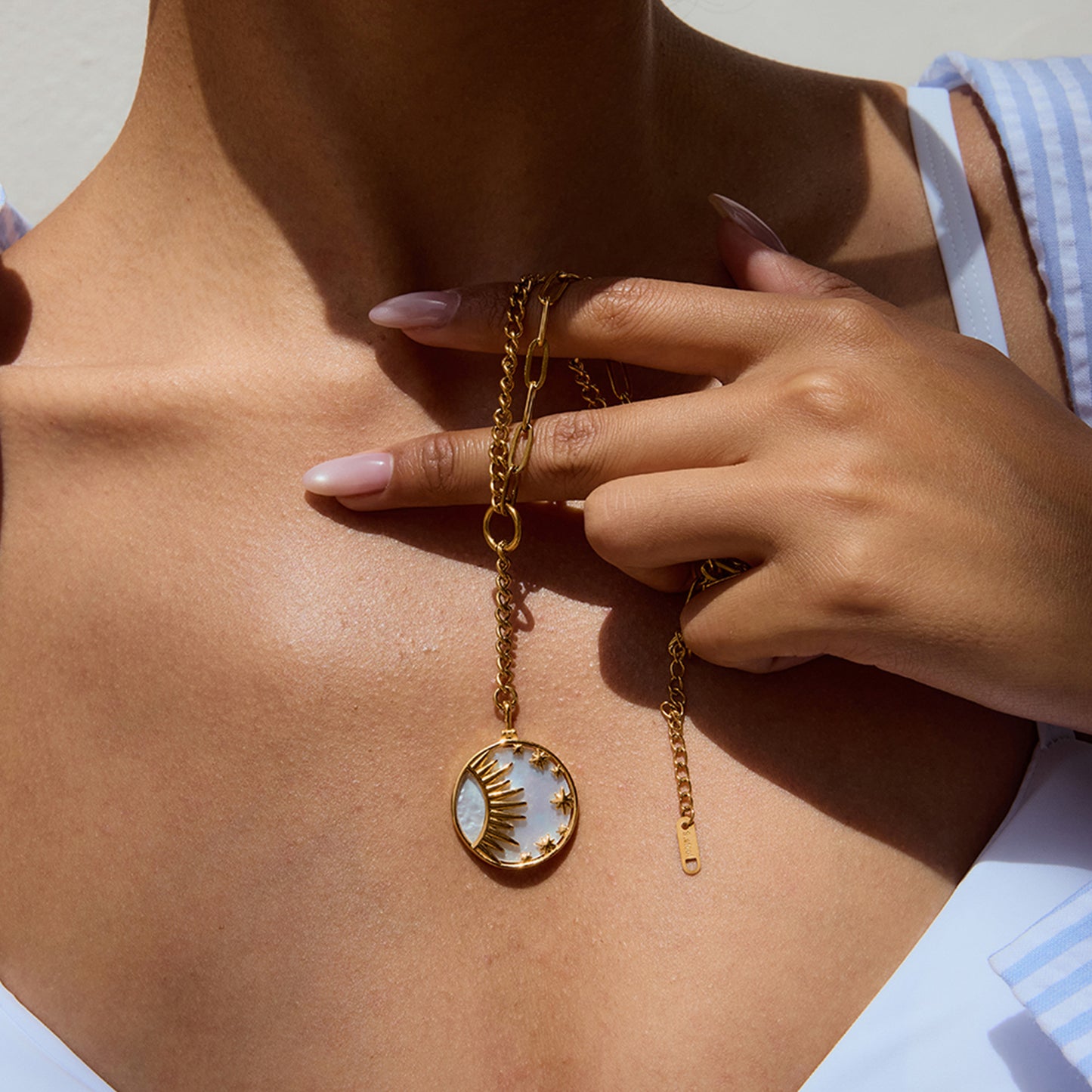 Collana Donna in Acciaio Inox con Ciondolo Sole Geometrico, Finitura Placcata, Catena Clavicola di Tendenza