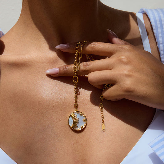 Collar de Acero Inoxidable para Mujer con Colgante de Sol Geométrico y Acabado Chapado, Cadena Elegante a la Clavícula