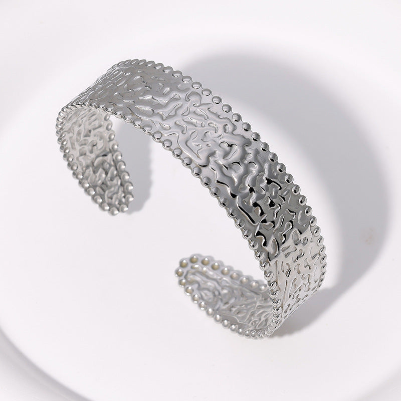 Bracciale Aperto Vintage in Acciaio Inossidabile con Placcatura in Oro 18K, Superficie Texturizzata, Design Minimalista di Lusso