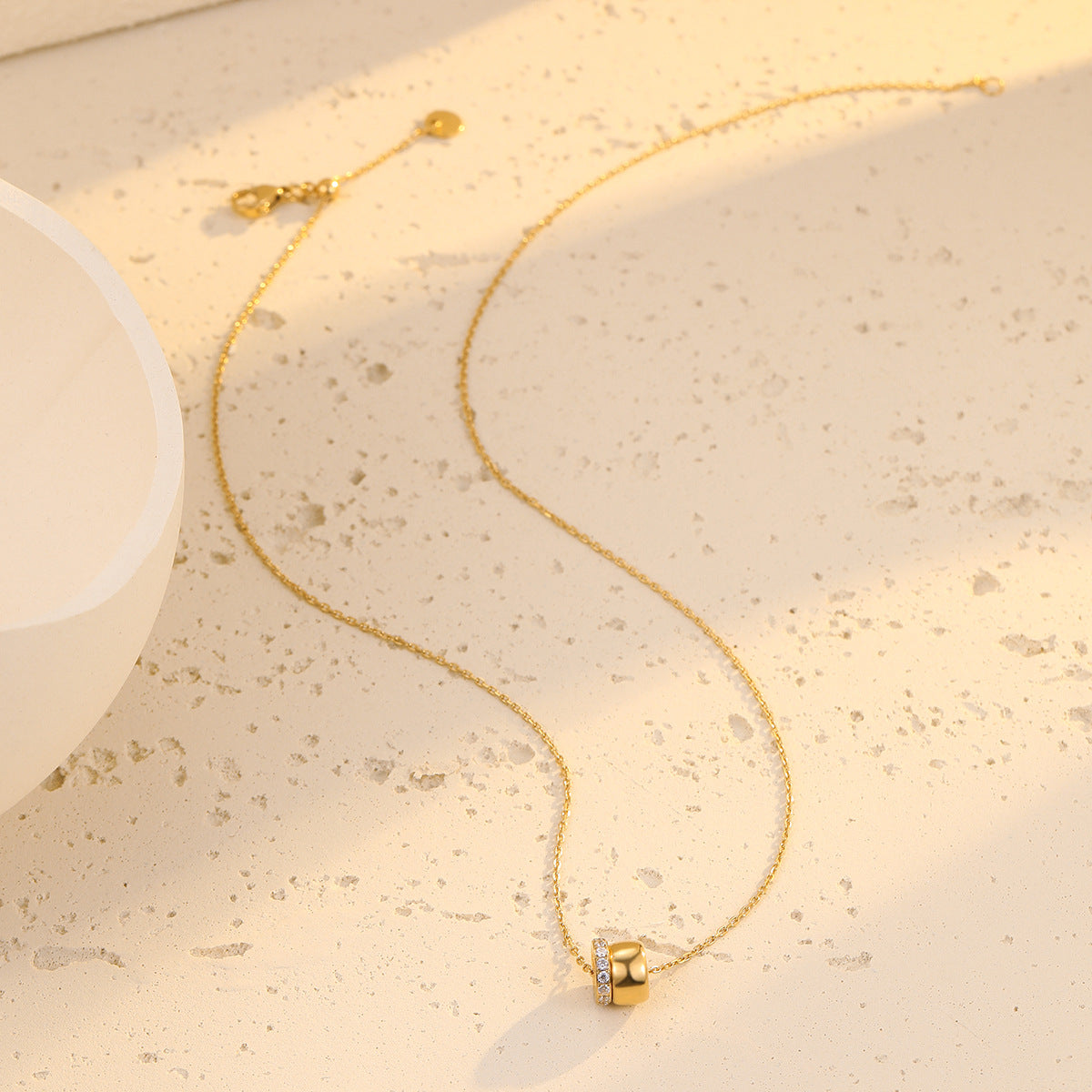 Elegante Collar Minimalista Redondo con Colgante de Circonita en Acero Inoxidable con Acabado Chapado para Mujer