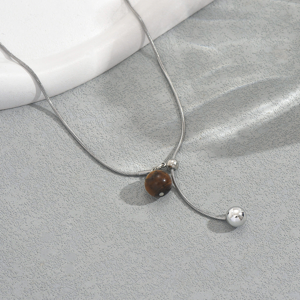 Collana con pendente geometrico in stile retrò in lega con intarsio di perle, catena lunga a strati con nappe