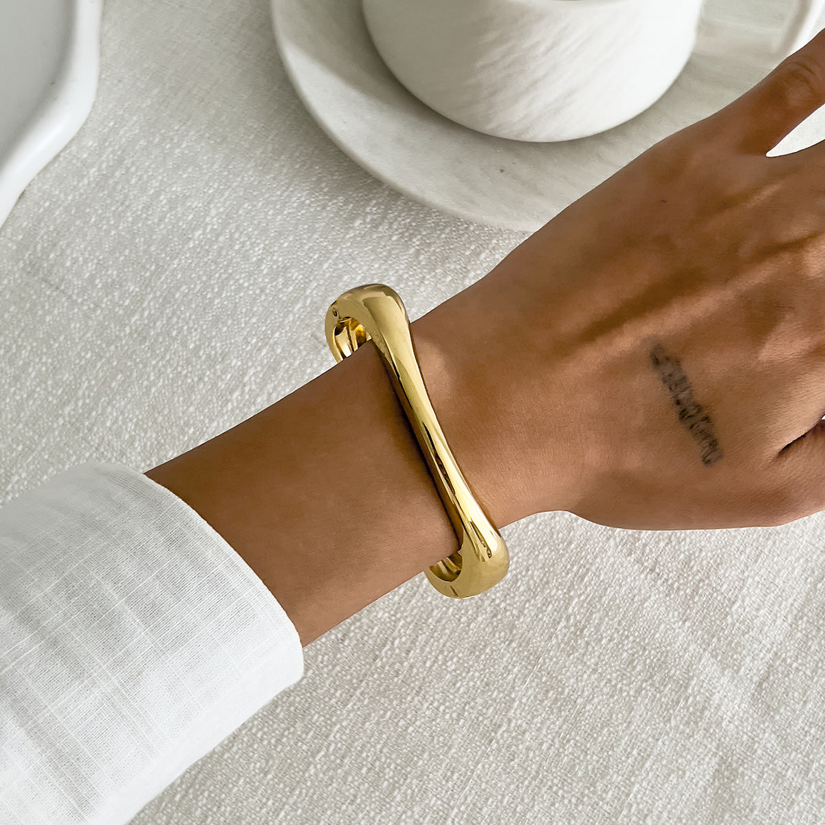 Bracciale geometrico irregolare ondulato in lega con finitura placcata da donna