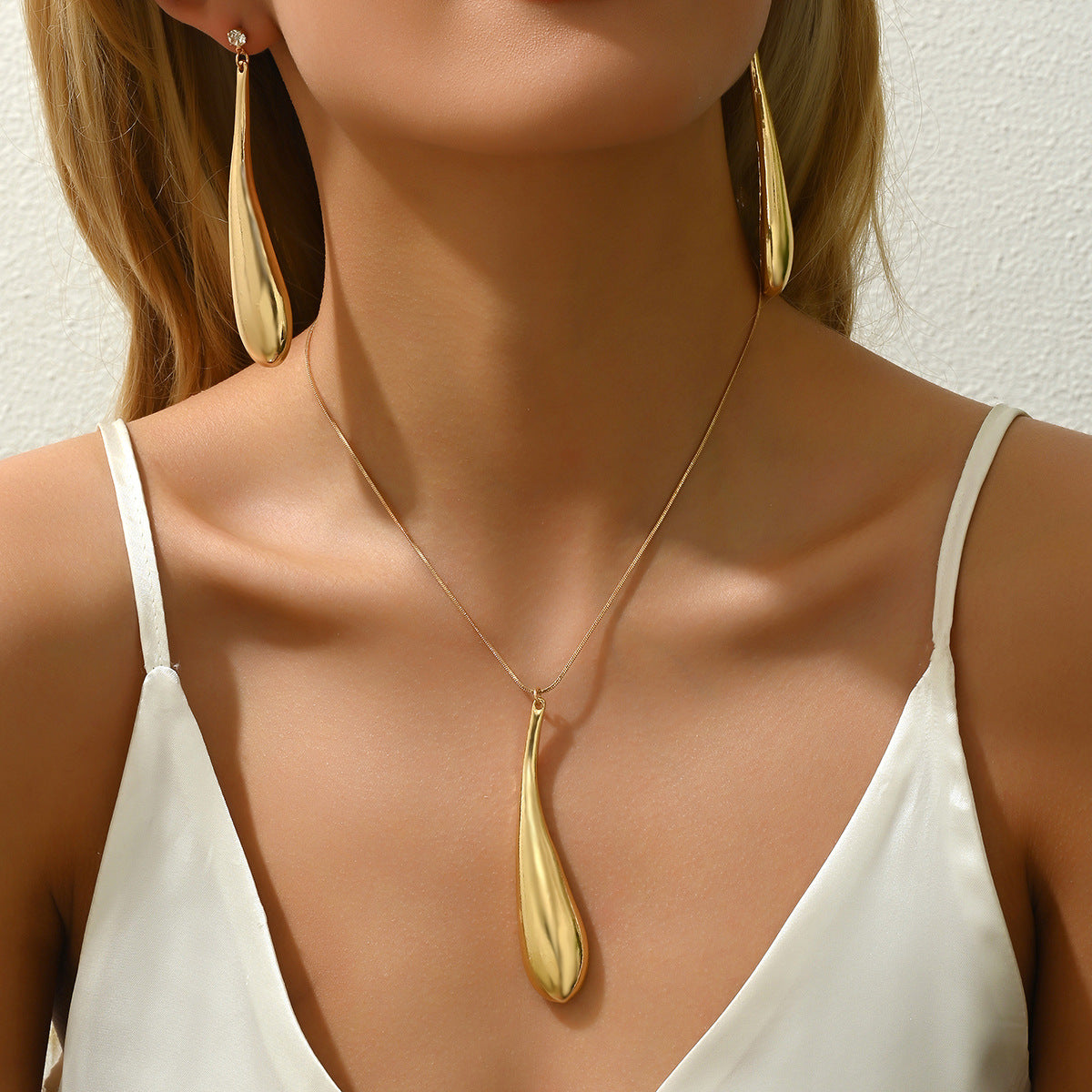 Set collana e orecchini in lega a goccia in stile americano, minimalista, con finitura placcata, design geometrico ovale e lineare da donna