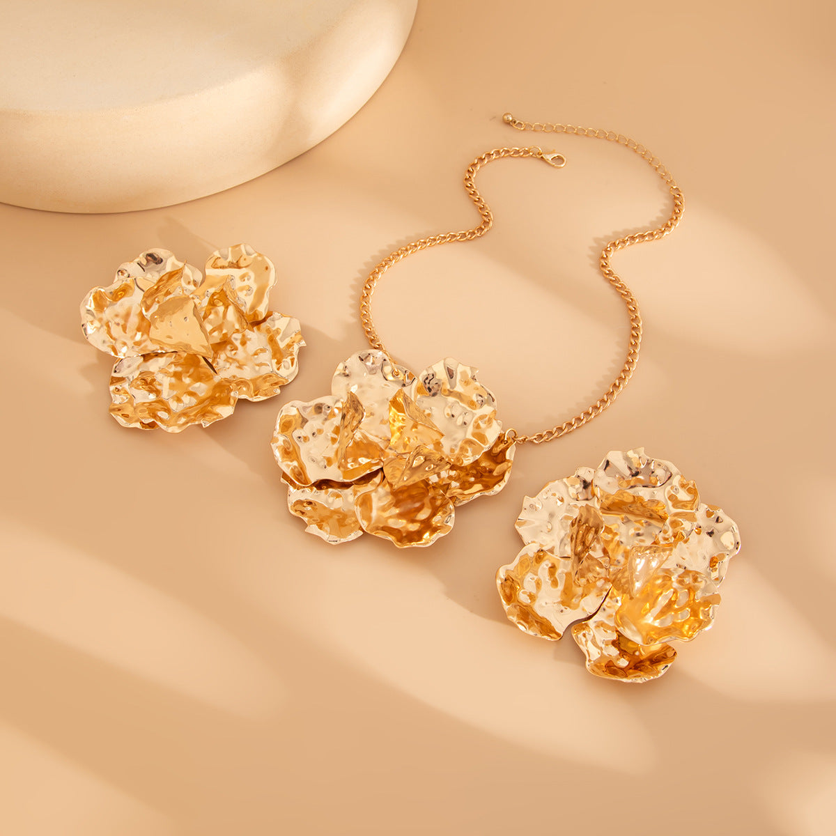 Exaggerated Floral Plated Alloy Iron Pendant Necklace Set for Women