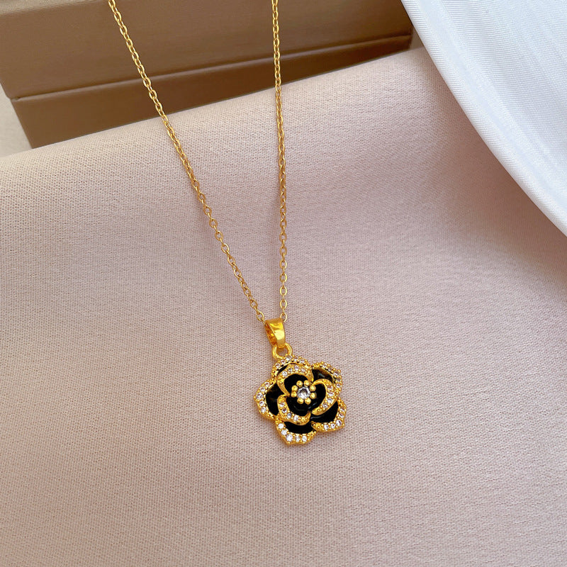 Elegante collar de mujer de acero de titanio con colgante de camelia de circonitas, diseño geométrico y estilo de cadena O