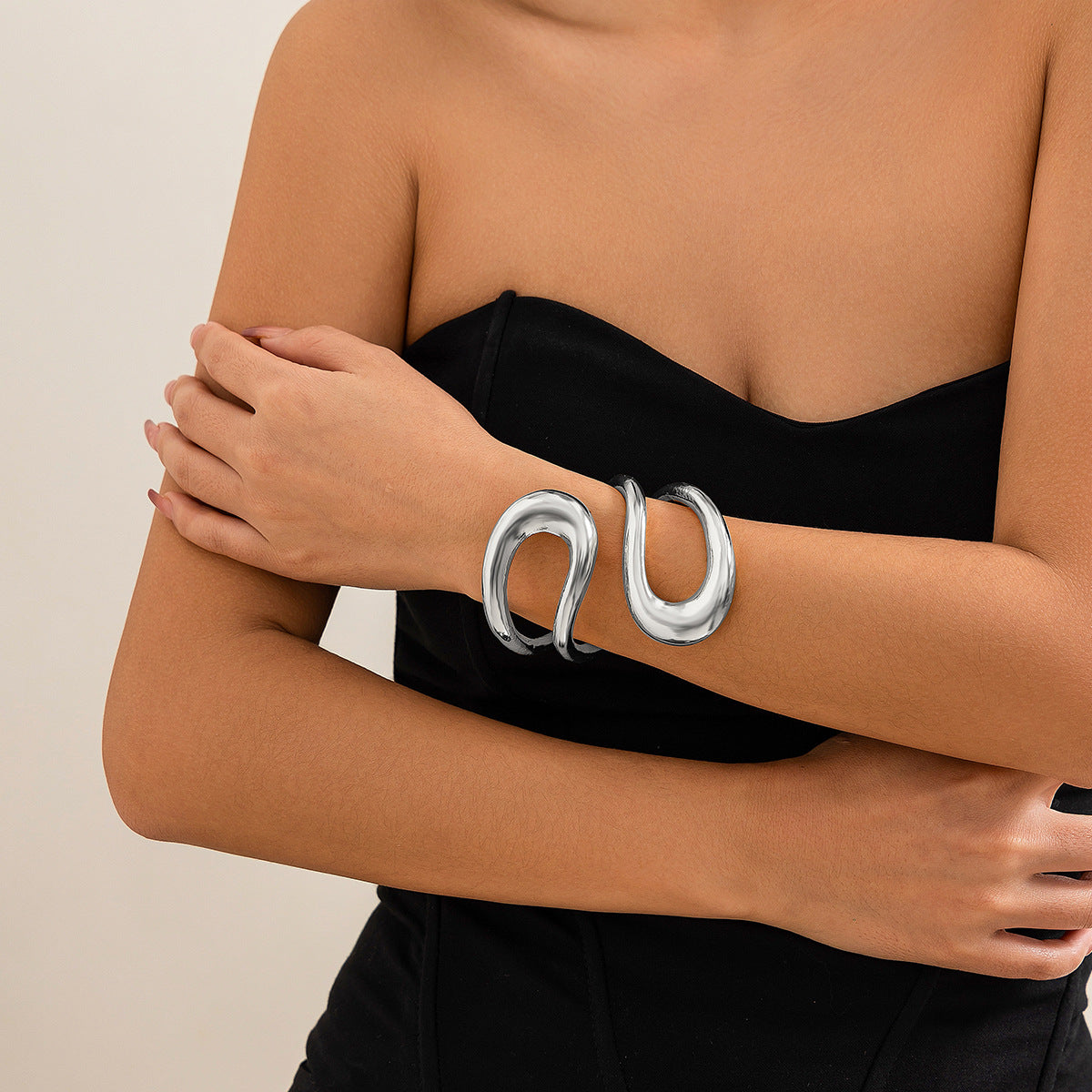 Minimalist Geometric Double-Ring Alloy Choker Necklace for Women with Smooth Polished Finish and Irregular Vintage-Inspired Design