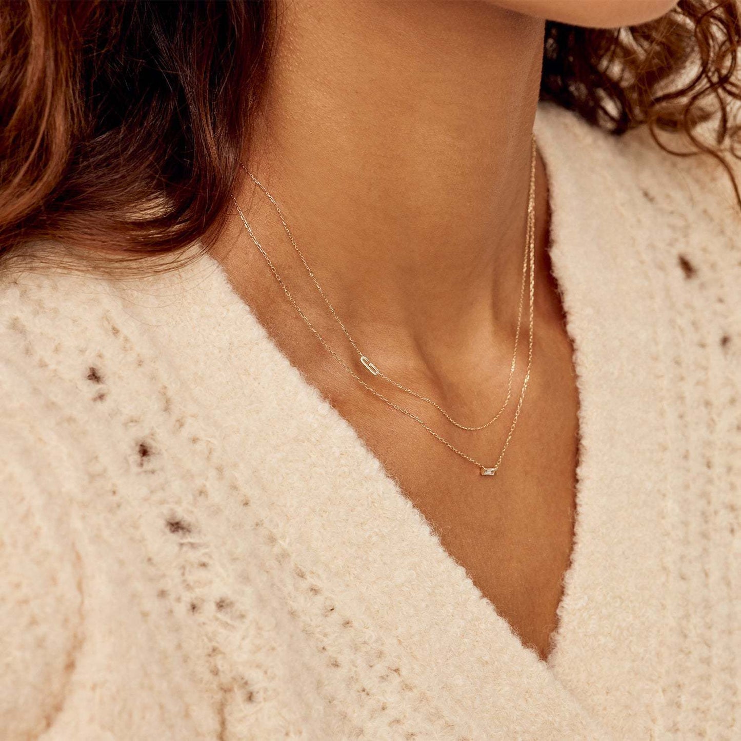 Collana con ciondolo a lettera maiuscola minimalista in acciaio inossidabile da donna con catena a maglie e finitura placcata