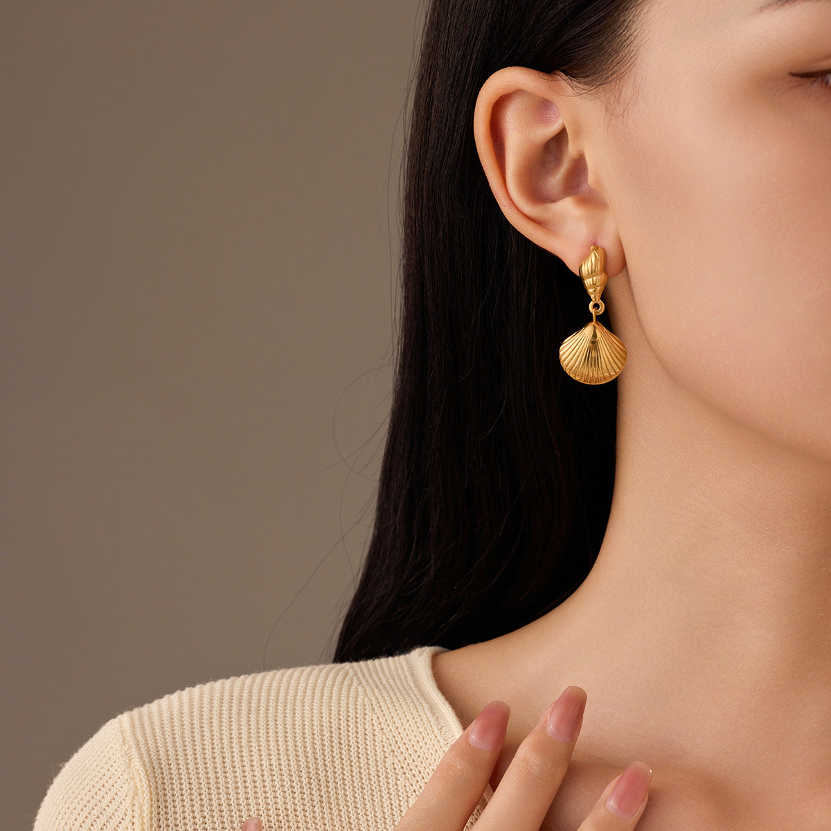 Pendientes minimalistas de acero de titanio con forma de concha para mujer con acabado chapado, joyas de oreja de lujo ligero para la moda de verano