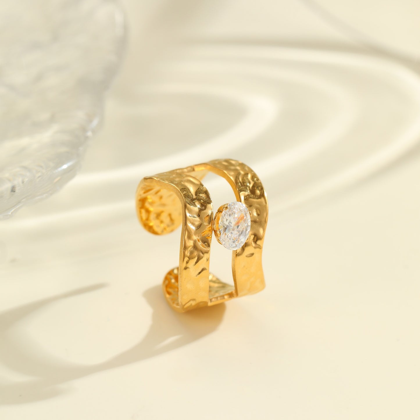 Anello minimalista irregolare geometrico in acciaio al titanio con intarsio di zirconi e placcatura in oro 18 carati per donna