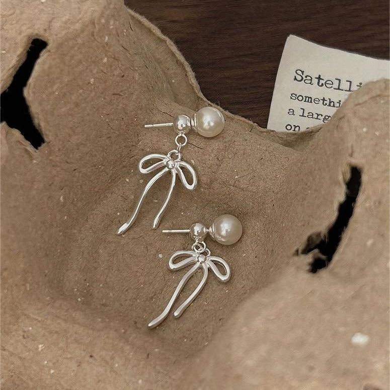 Orecchini a perno con fiocco minimalista e perla in argento sterling 925 placcato oro