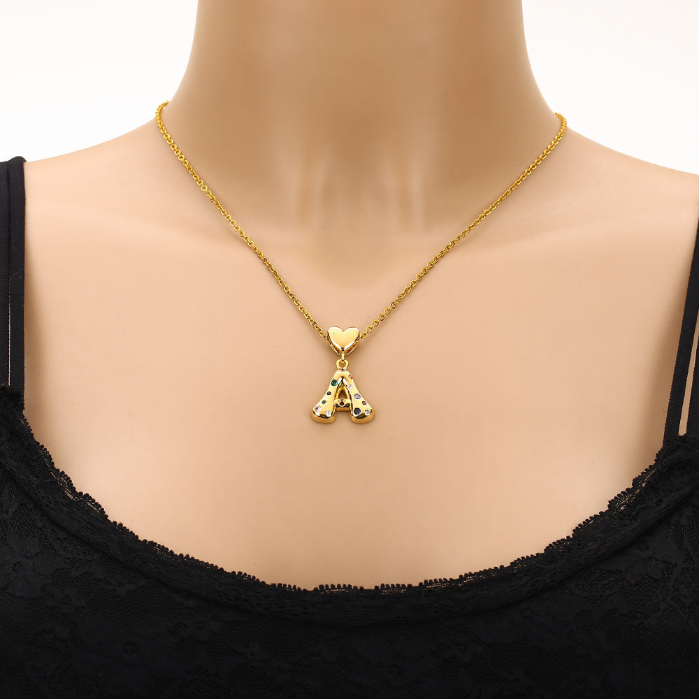 Elegante collana con ciondolo a lettera e cuore da donna in acciaio inossidabile con catena a maglie e dettagli a micro-pavé
