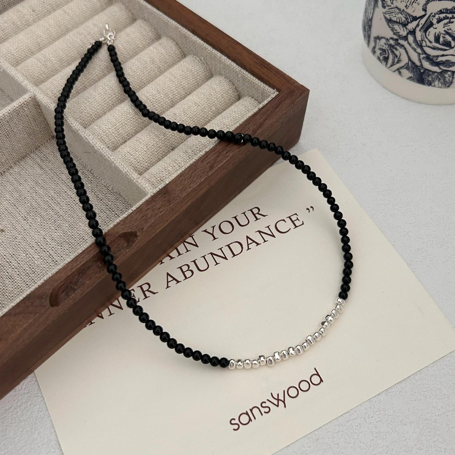 Collana Minimalista Dolce Geometrica Rotonda con Intarsio di Agata Nera in Argento Sterling e Catena Curb