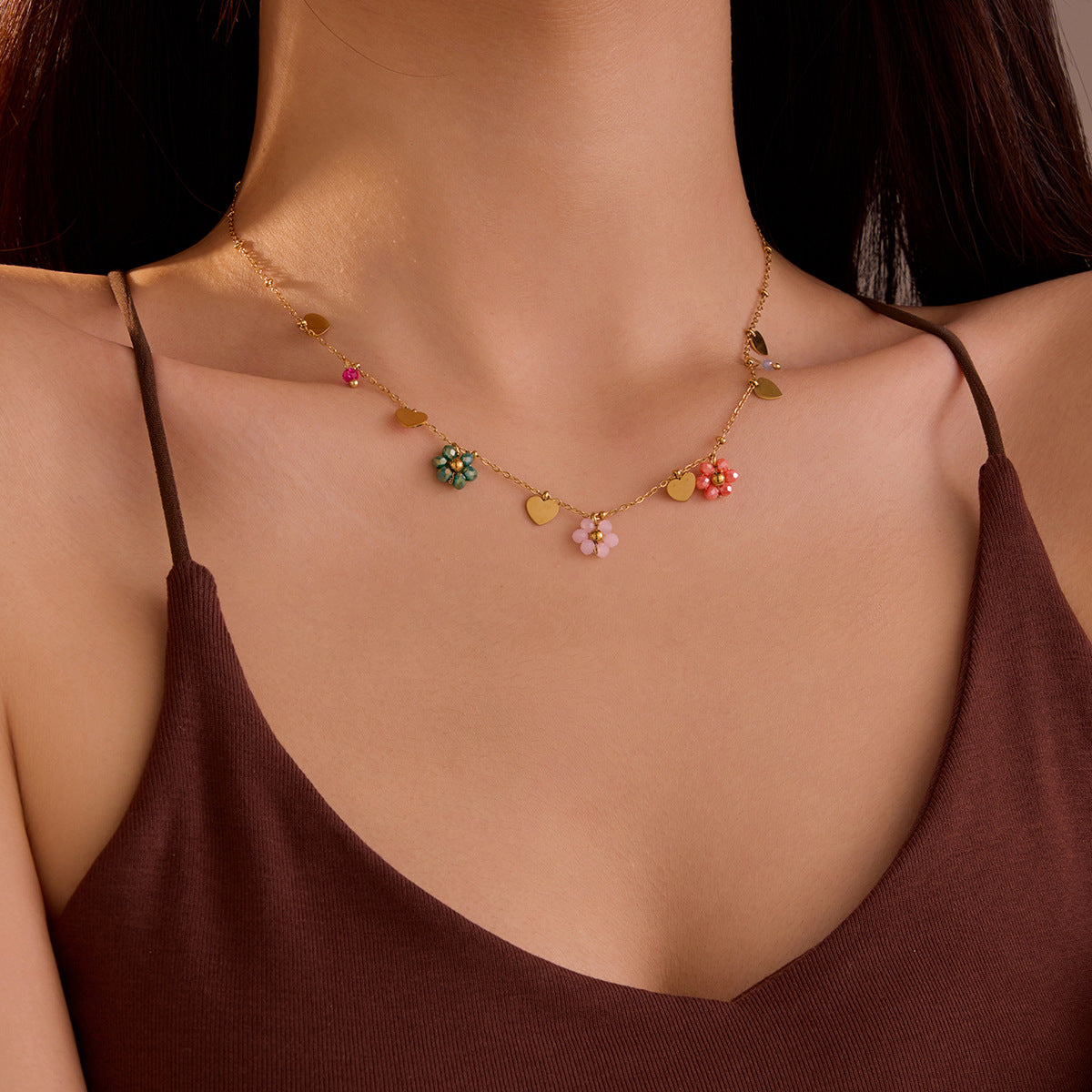 Collar con colgante de corazón floral fresco y dulce en acero inoxidable con incrustaciones de pedrería y acabado chapado para mujer