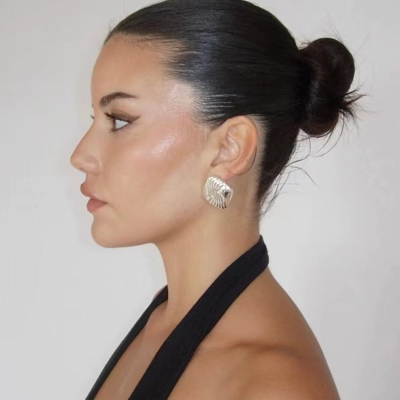 Pendientes de acero inoxidable bañados en titanio con forma de ala geométrica, diseño de moda y textura ondulada para mujer